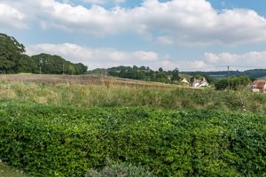 Countryside setting- click for photo gallery